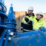 medewerkers overleggen buizen DNWG